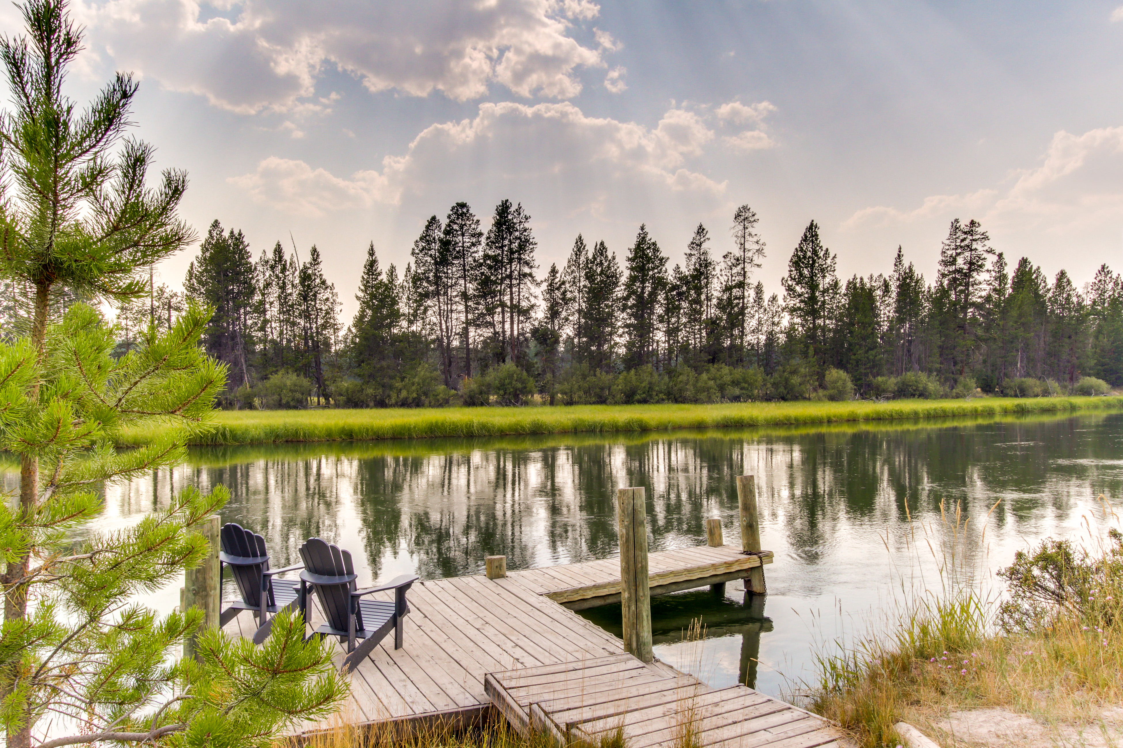 Riverfront vacation rental with dock in Sunriver, OR