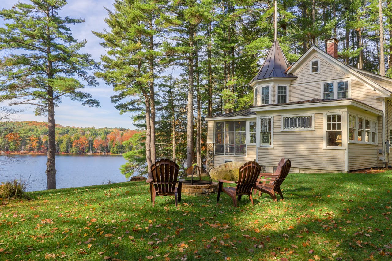 Lake house cottage in Maine with outdoor firepit and amazing lake views