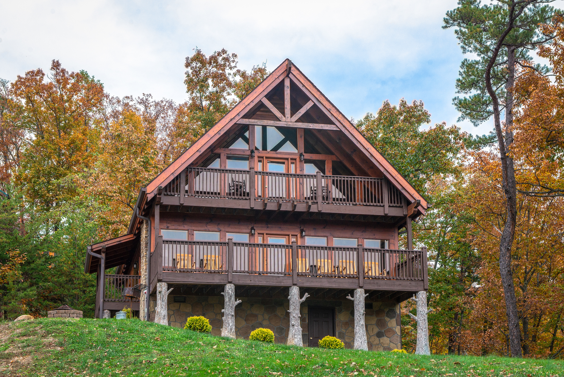 Vacation rentals in Sevierville, TN - The Laughing Salamander Cabin