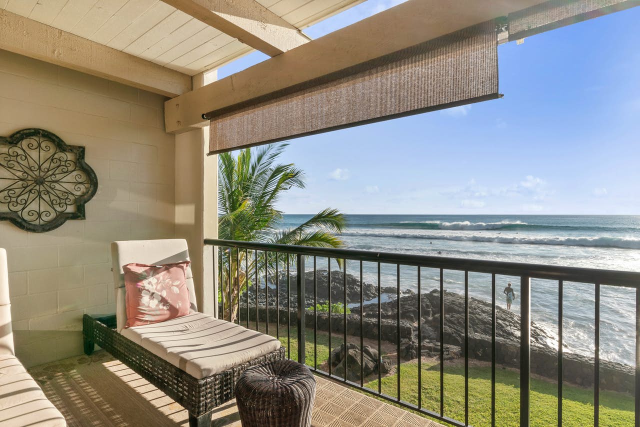 Big Island, Hawaii oceanfront vacation rental with balcony
