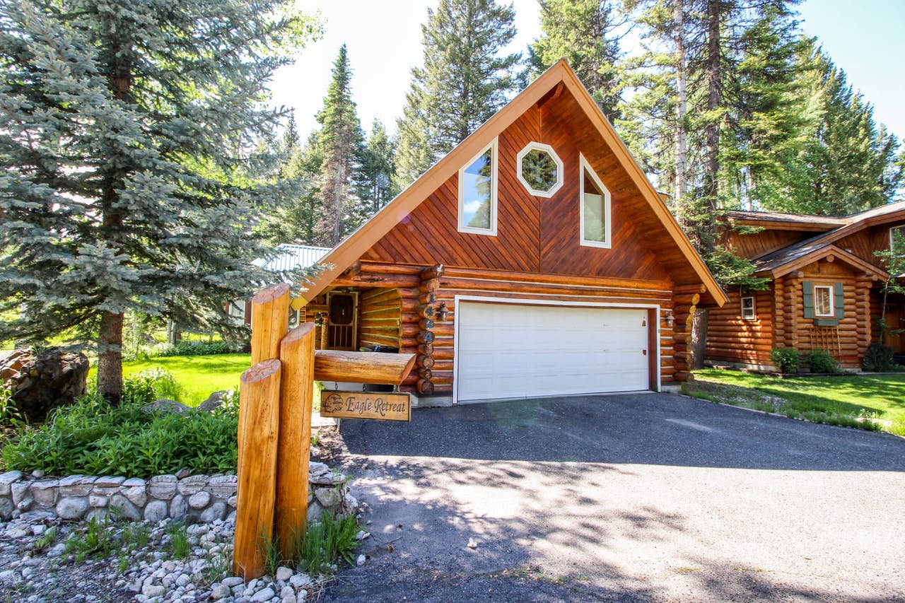 Log cabin with a driveway in McCall, ID.