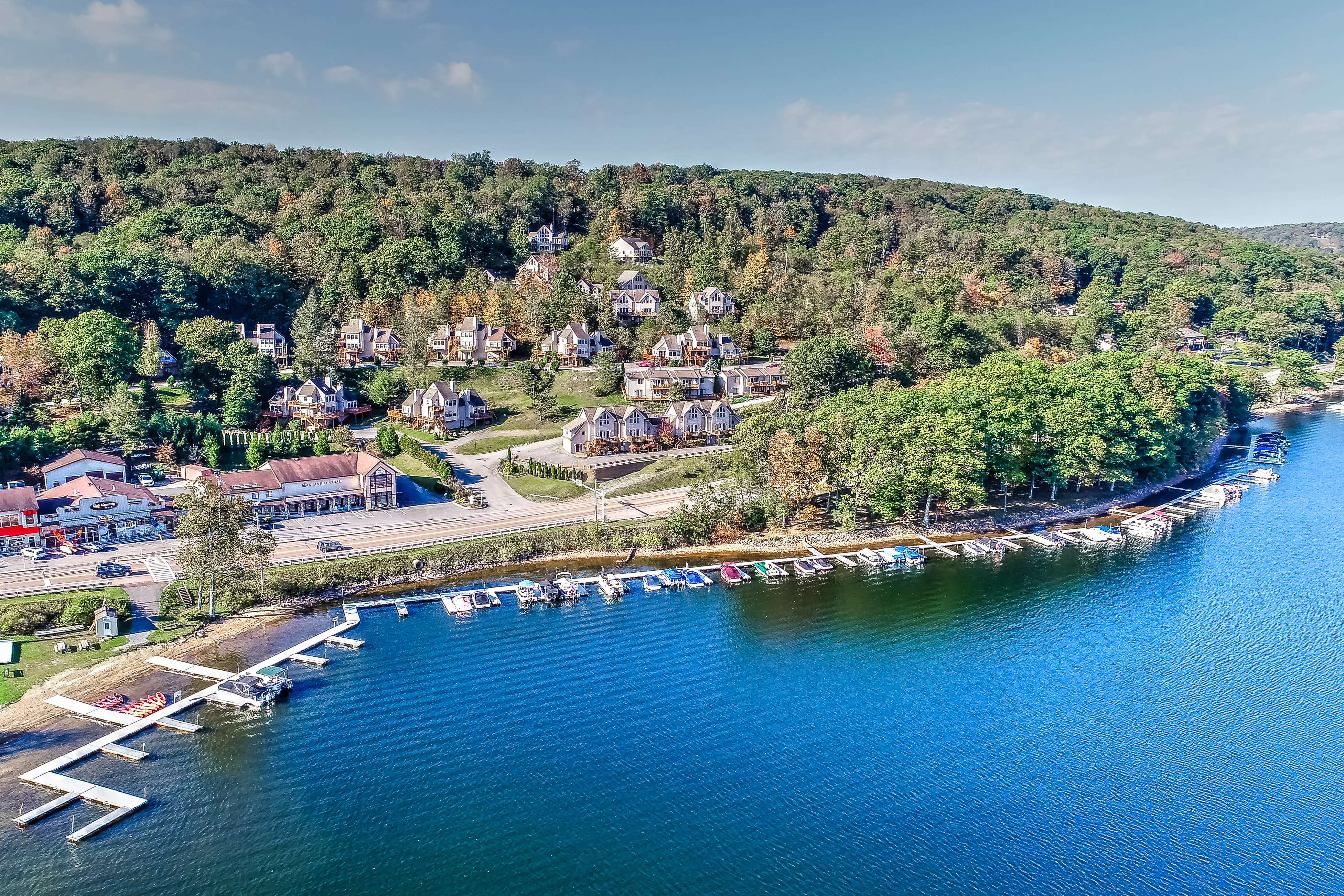 deep creek lake lakefront with docks and boats