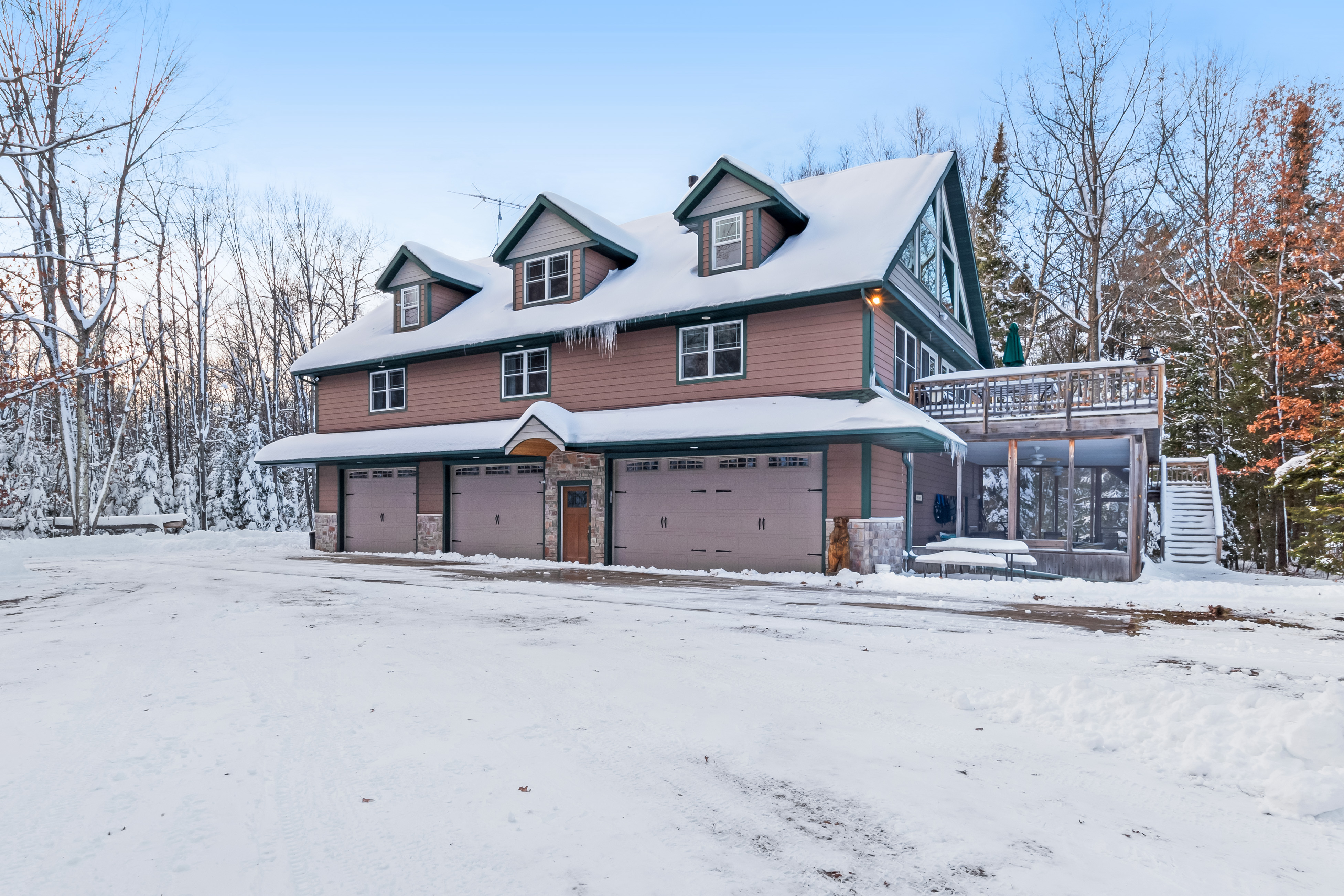 lakefront vacation home in Tomahawk, WI with 4 car garage