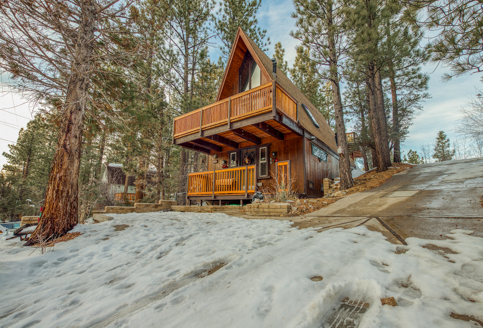 The front of a pet-friendly cabin rental inBig Bear, CA covered in show.