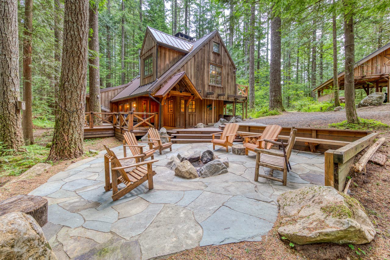 forest cabin in Leavenworth, WA with outdoor firepit