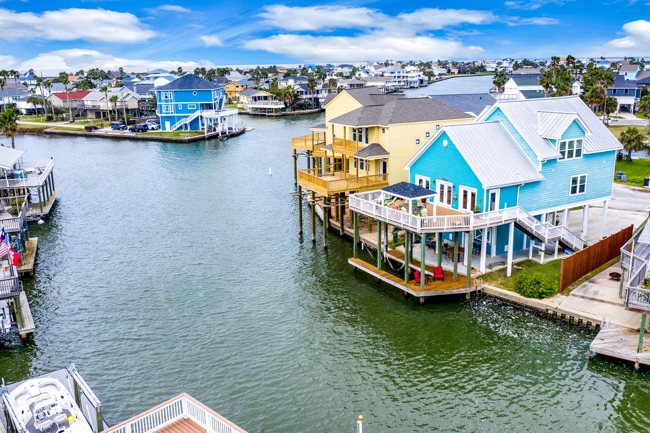 Waterfront home with private dock in Texas