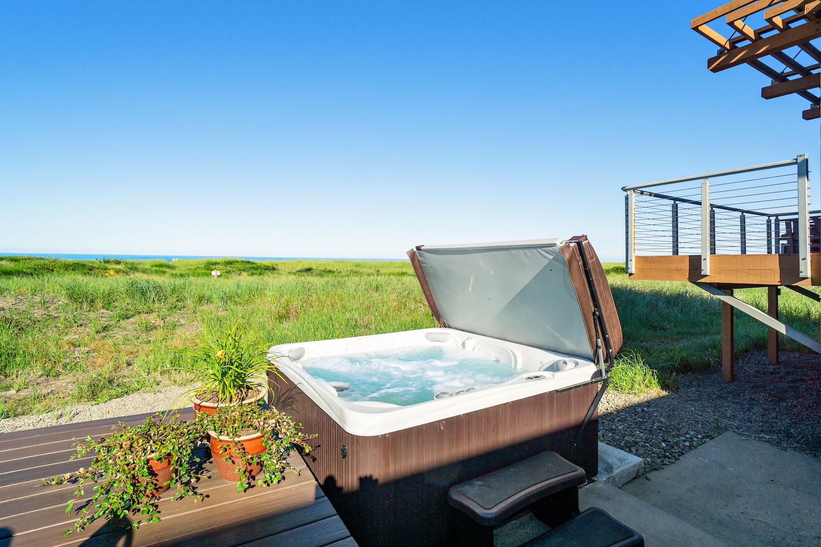The hot tub overlooking the ocean at a Westport, WA rental.