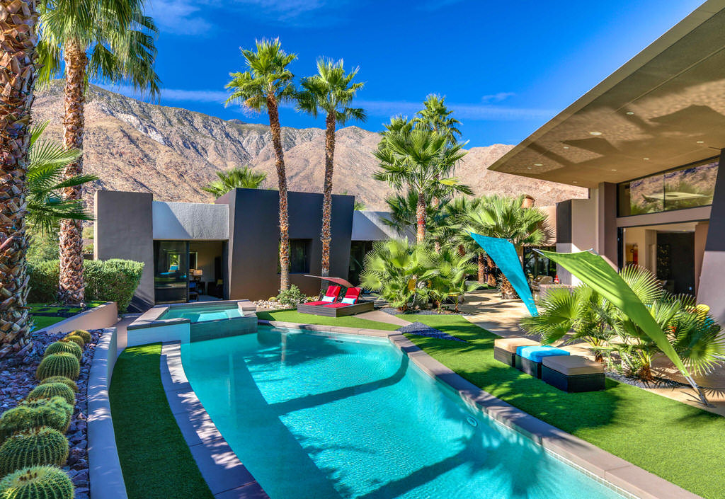 Palm Springs vacation home with modern architecture and outdoor pool