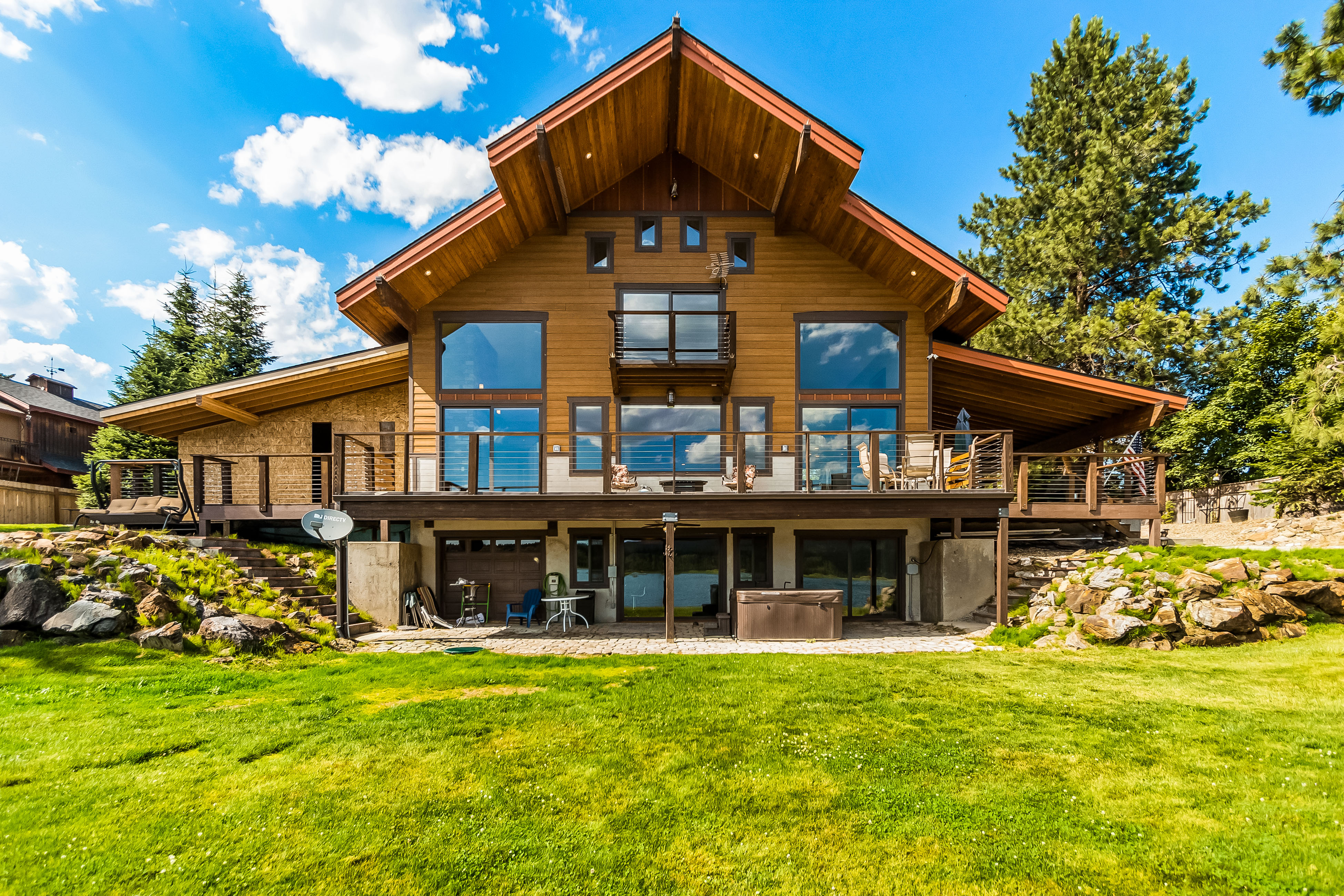 beautiful two story cabin rental in Idaho
