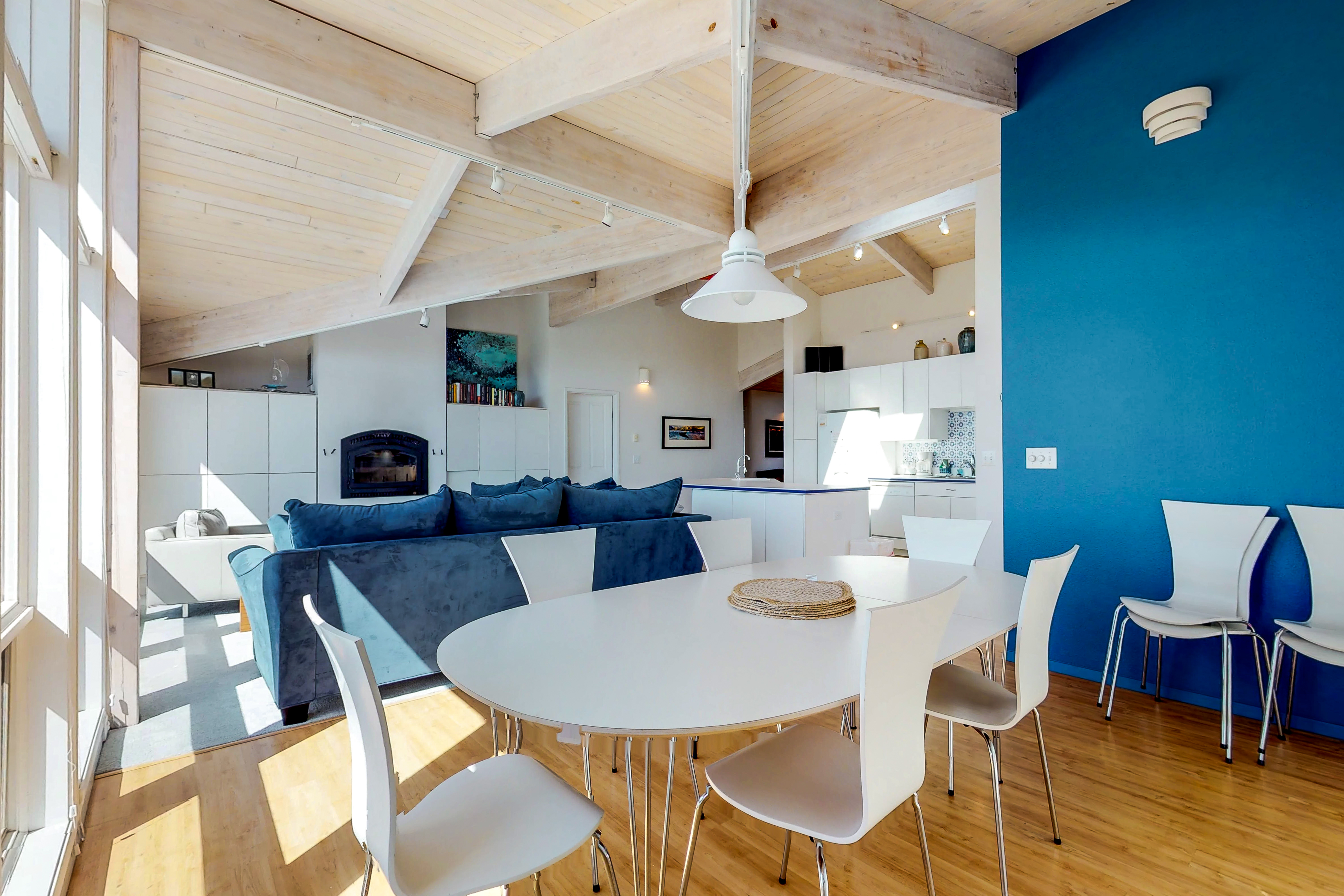 vacation rental in waldport, or with comfy blue couch and blue accent wall