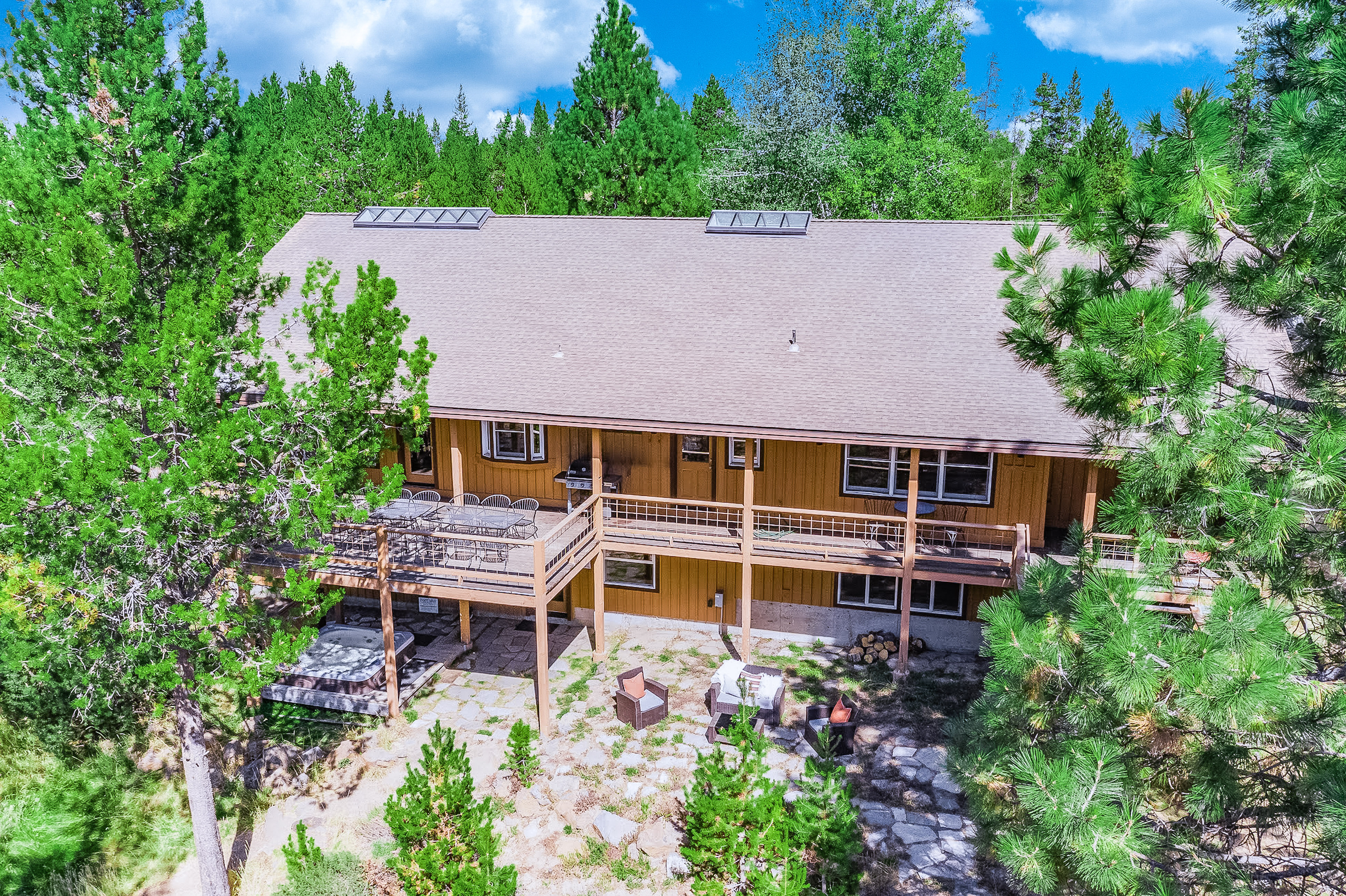 large cabin rental suitable for events in sunriver, oregon