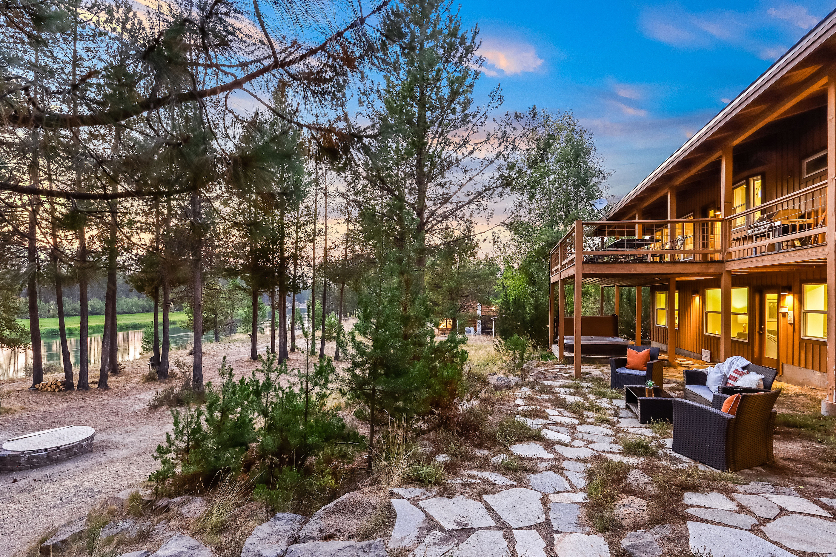 Large, luxurious riverfront vacation home in Sunriver, OR