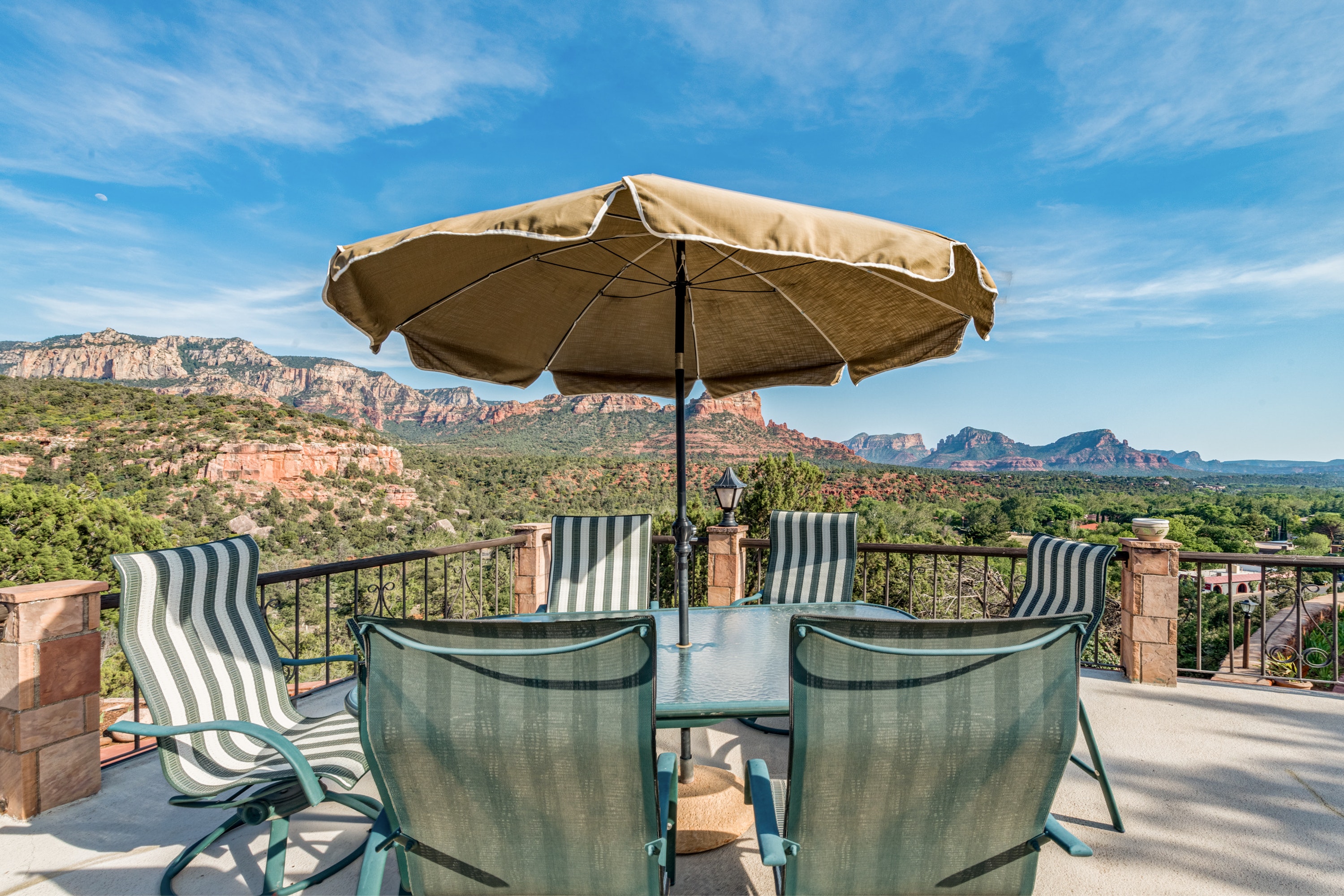 Sedona vacation rental patio with outdoor table and chairs and red rock views.