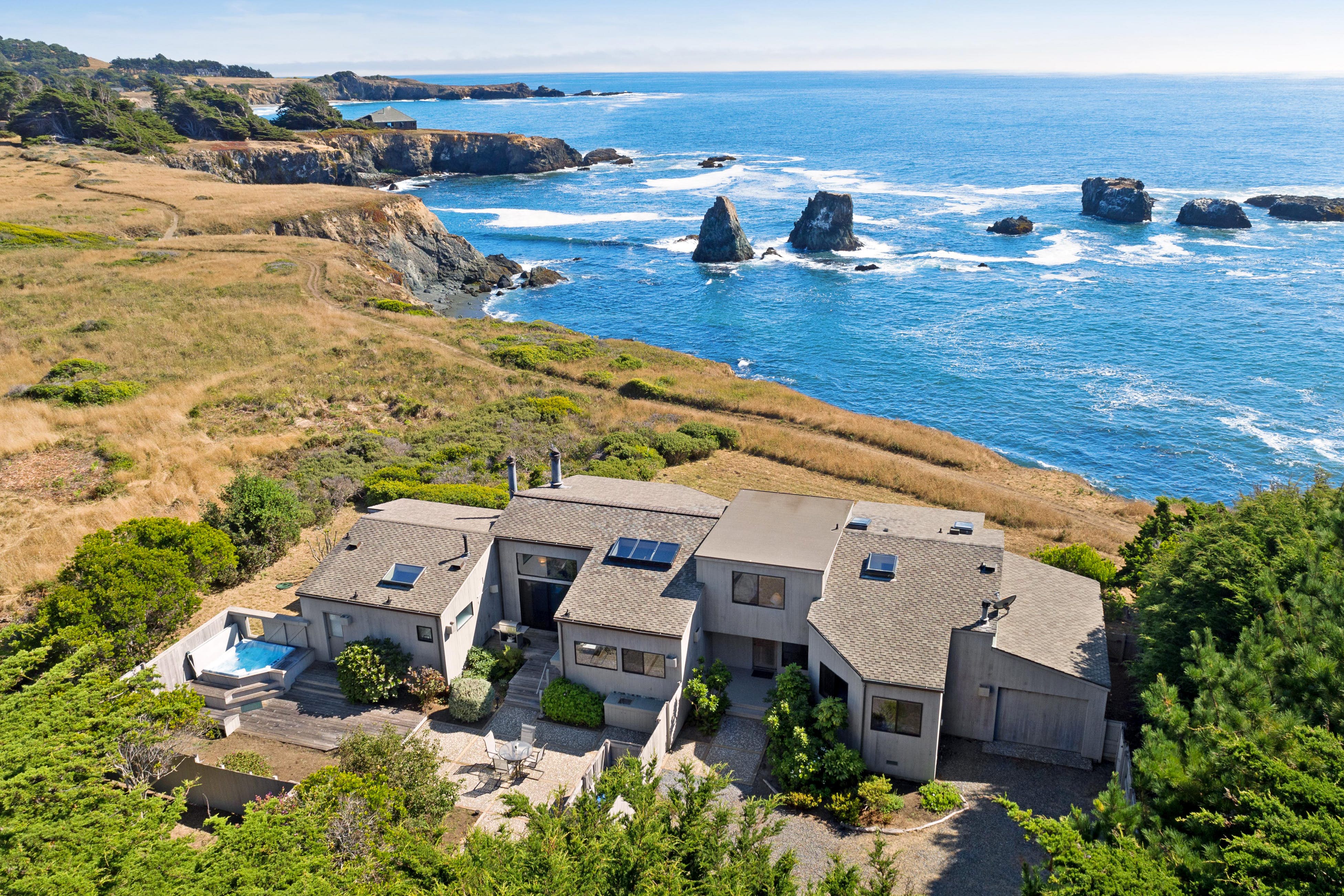 large oceanfront vacation home in sea ranch, california