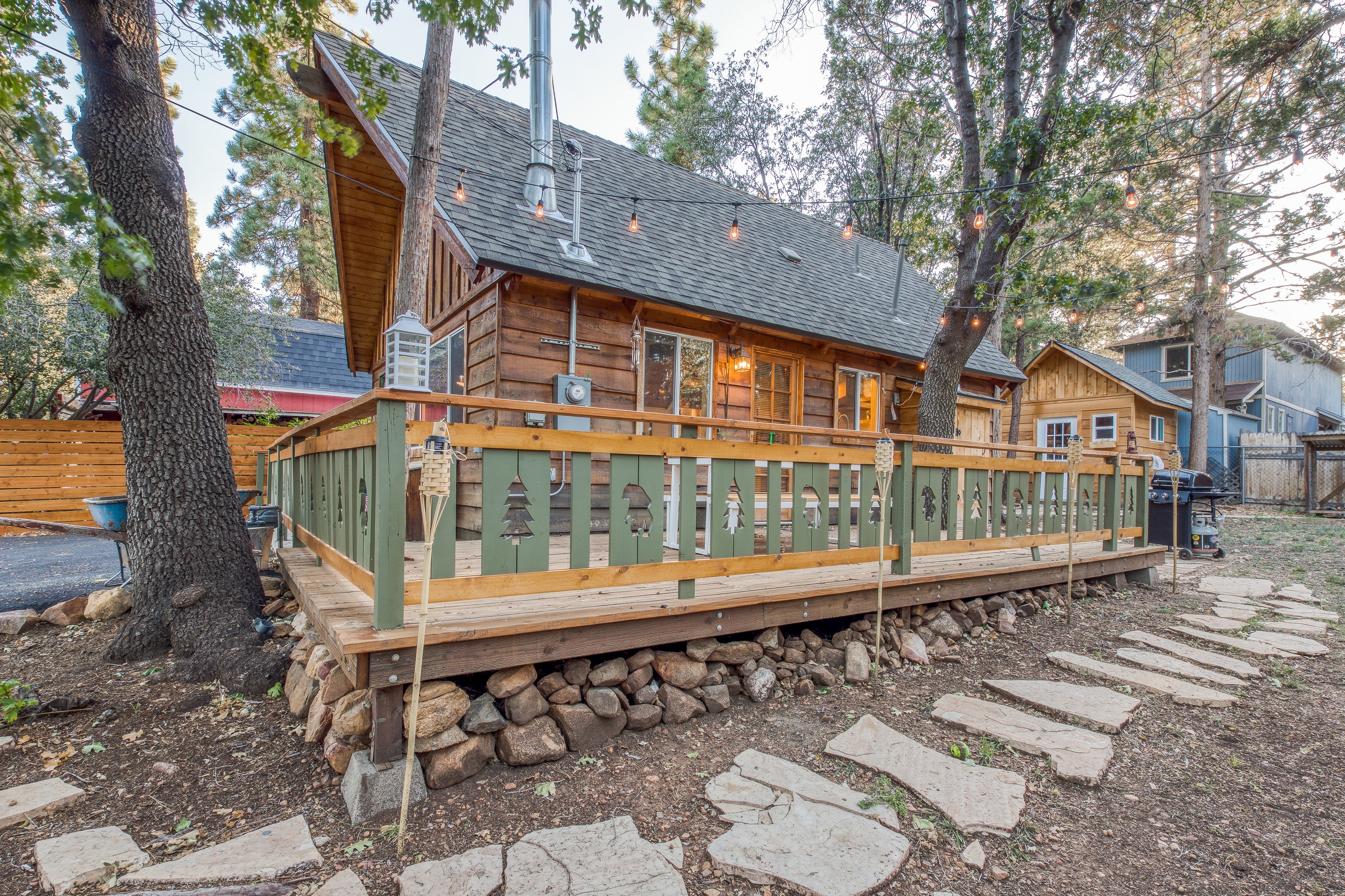 cabin in big bear, ca with fenced deck