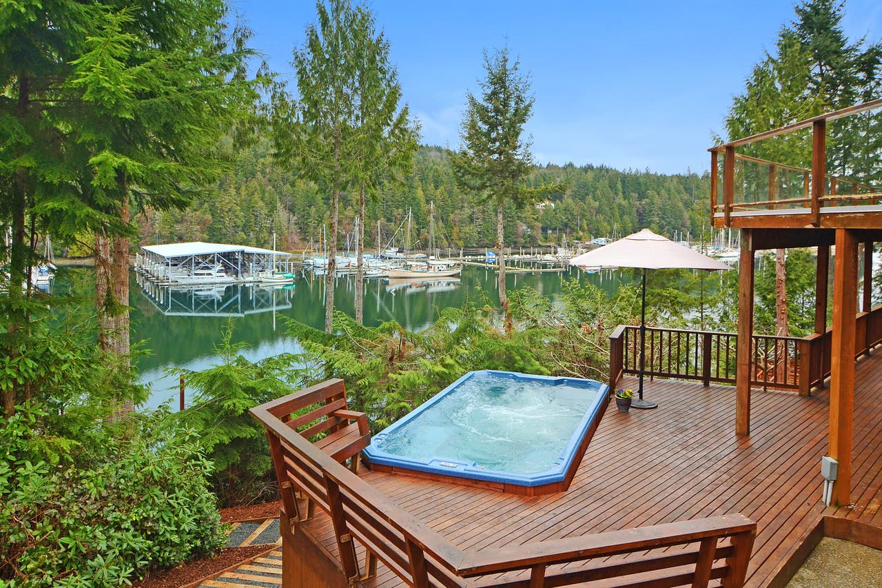 Vacation rental in Washington with outdoor hot tub and dock