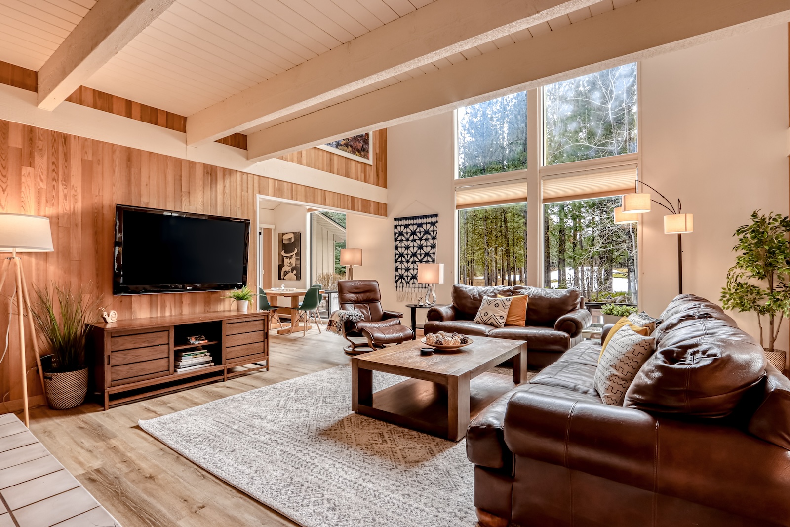 The living area of a Black Butte Ranch lodge rental.