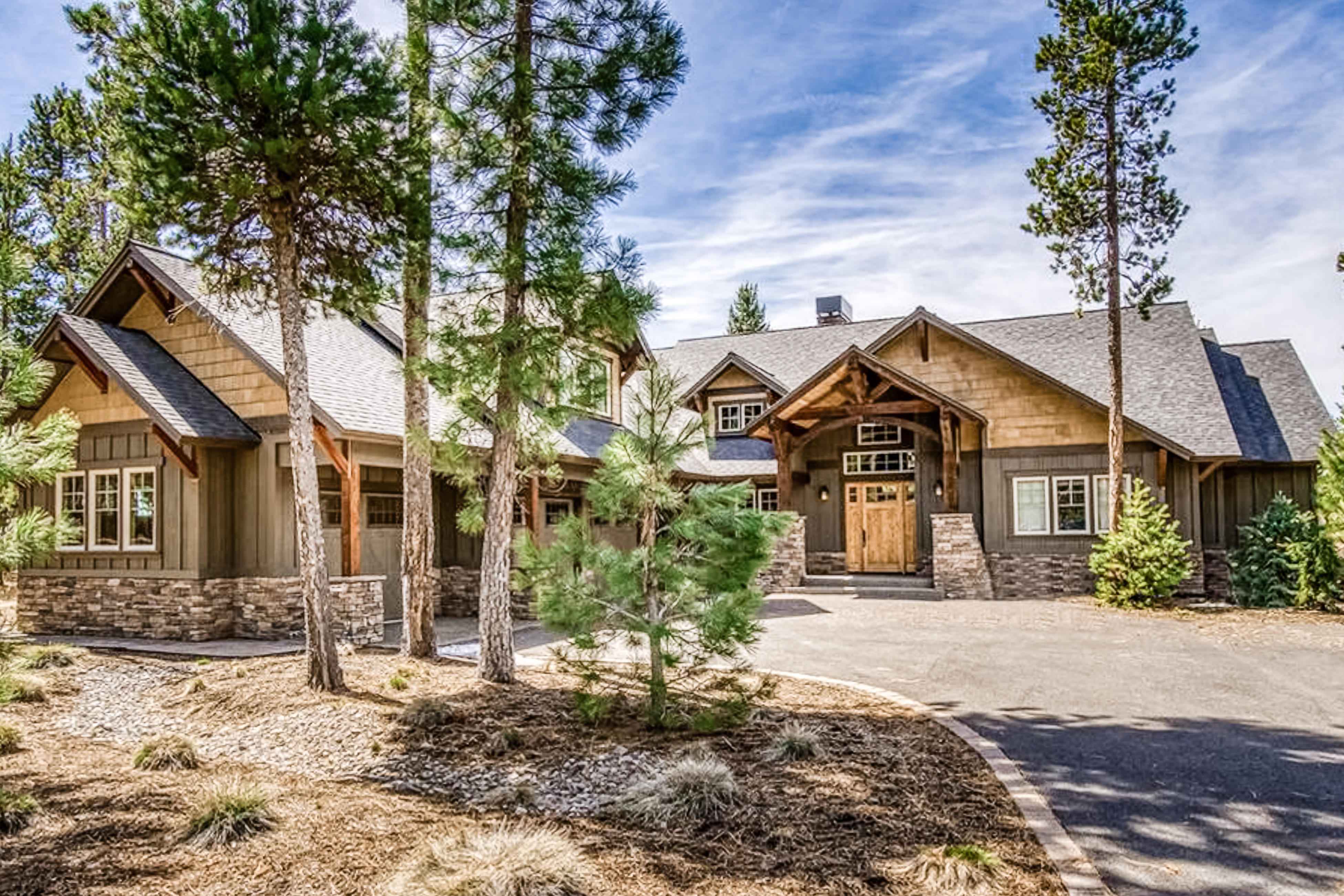 Large vacation home rental with a driveway in Sunriver, OR.