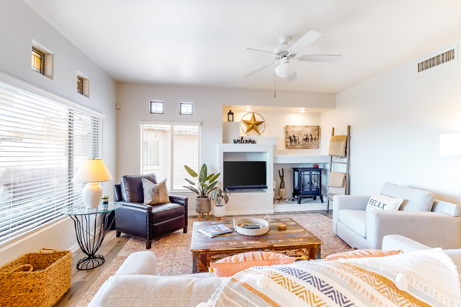 The living room of a Oro Valley, AZ vacation rental.