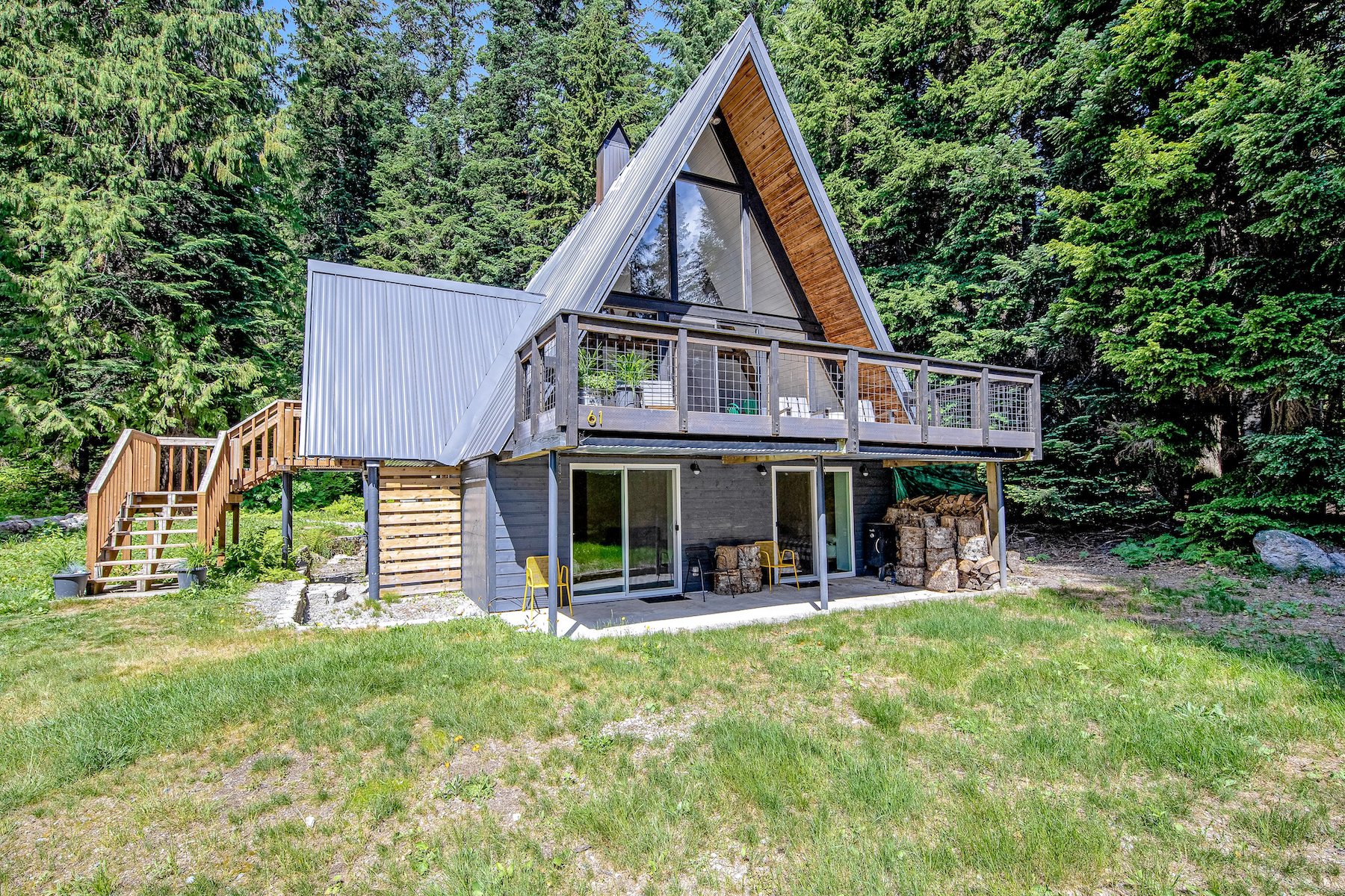 The front of an A-frame cabin rental in the woods of Washington in Snoqualmie Pass.