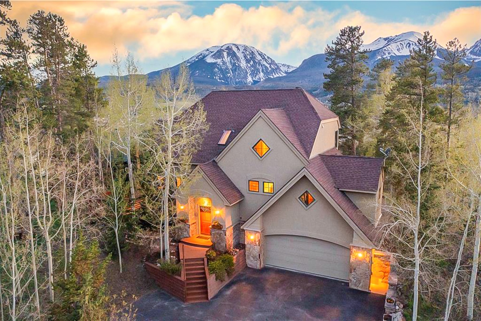 The exterior of a vacation rental in Silverthorne, CO.