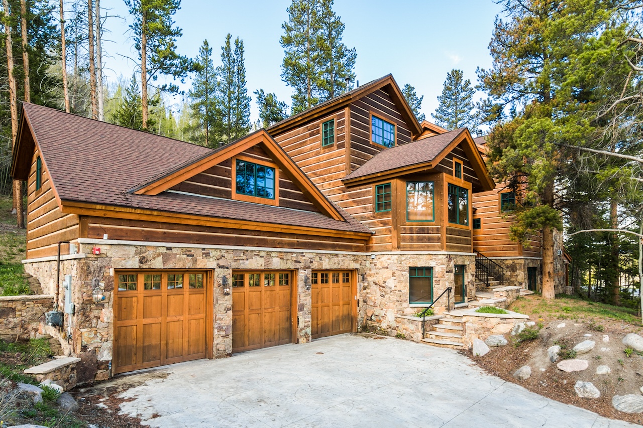 The exterior of a cabin rental in Keystone, CO.
