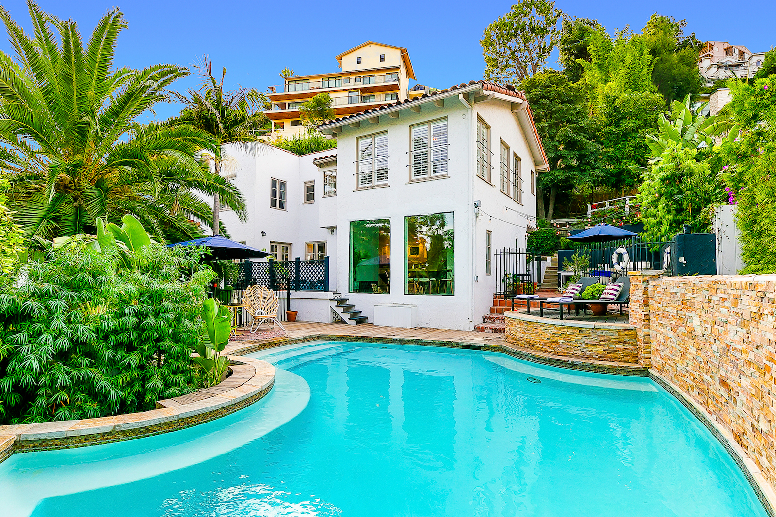 Image of a pet-friendly vacation rental in Los Angeles with a pool.