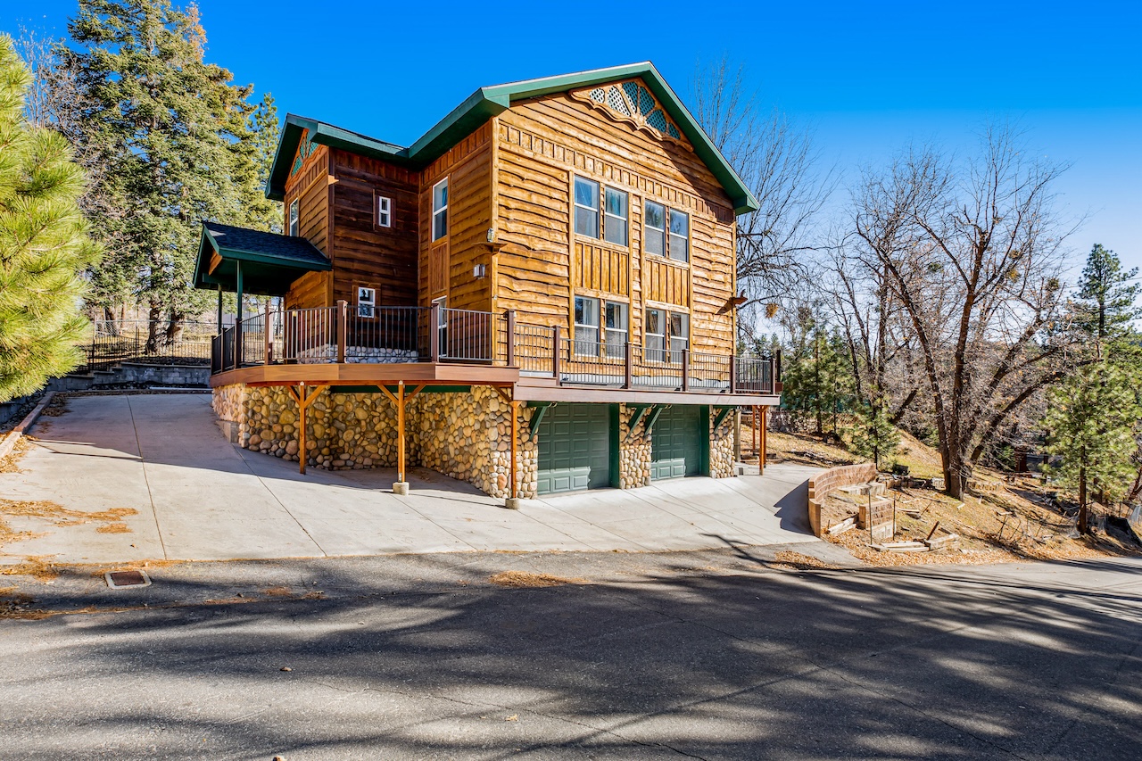 The exterior of a large cabin rental in Big Bear, CA.