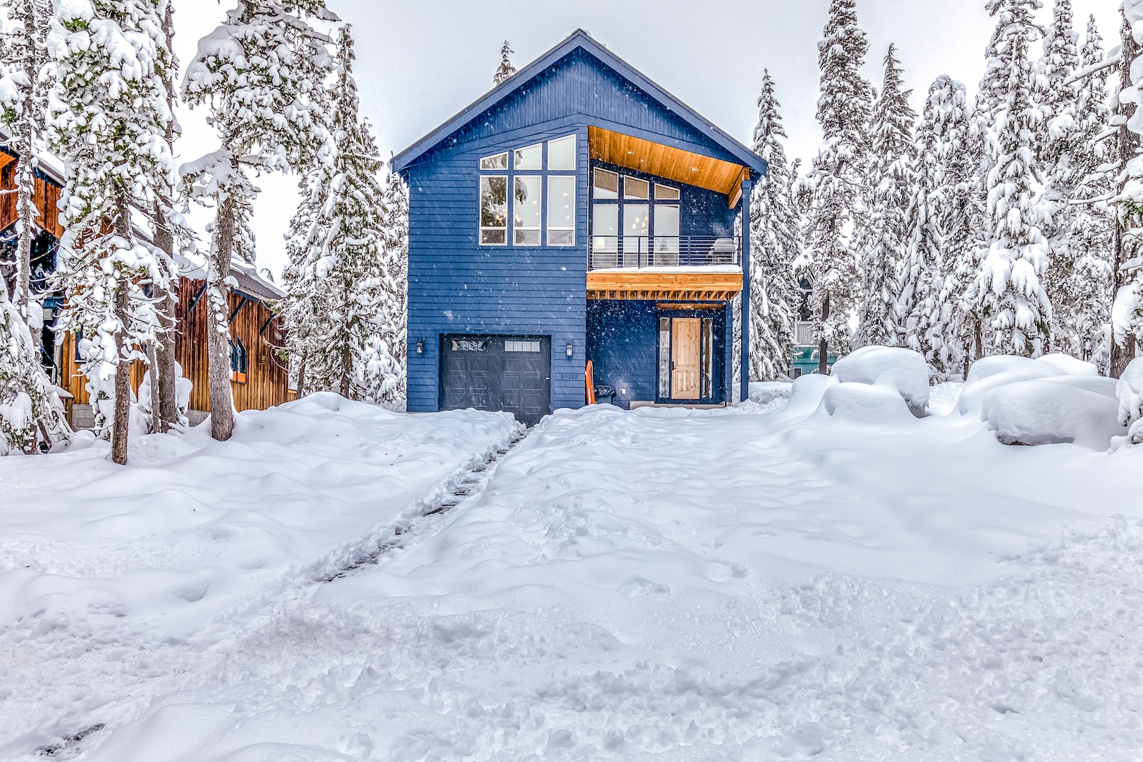 The exterior of a blue vacation home in Government Camp.