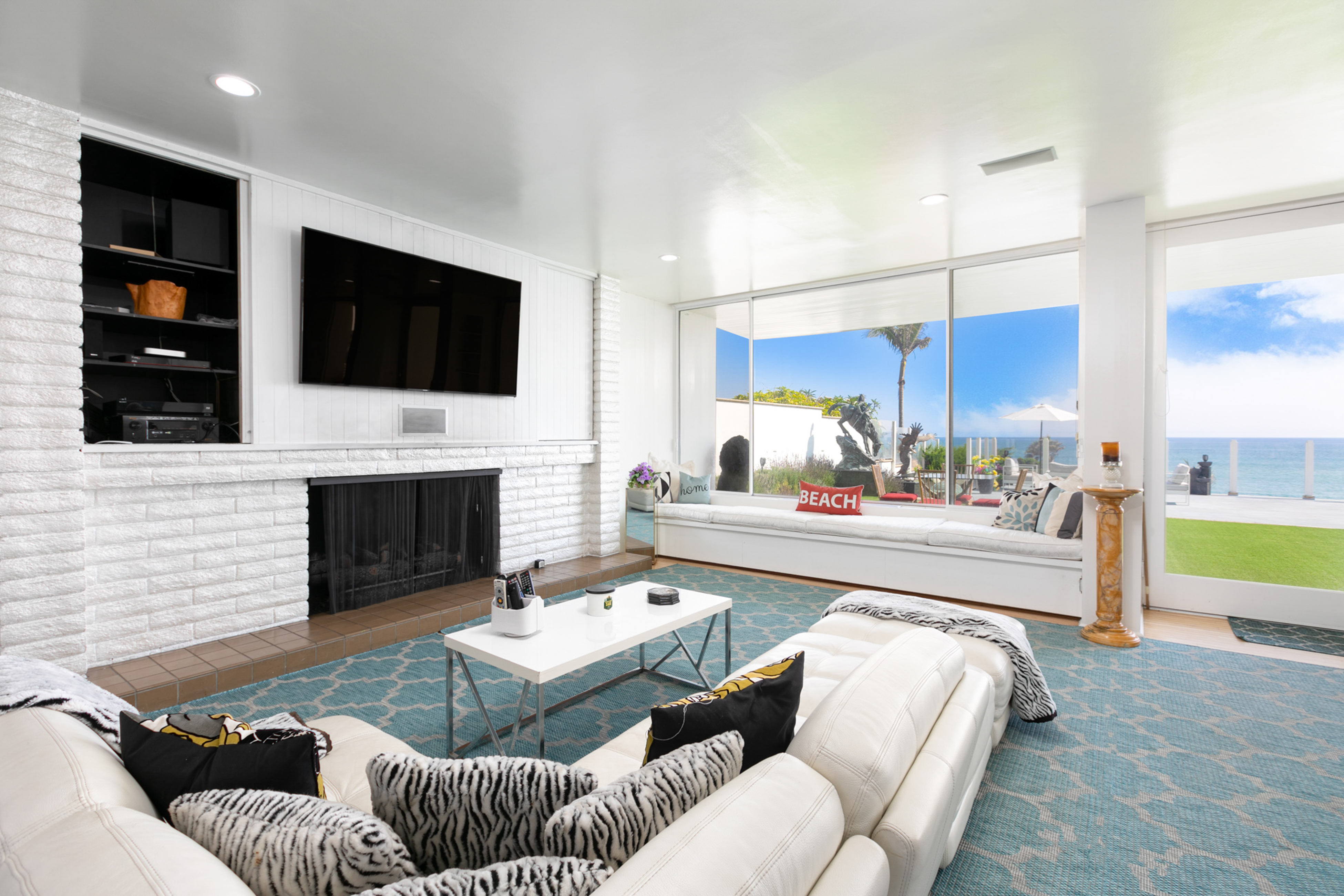 Vacation rental in Malibu, CA living room.
