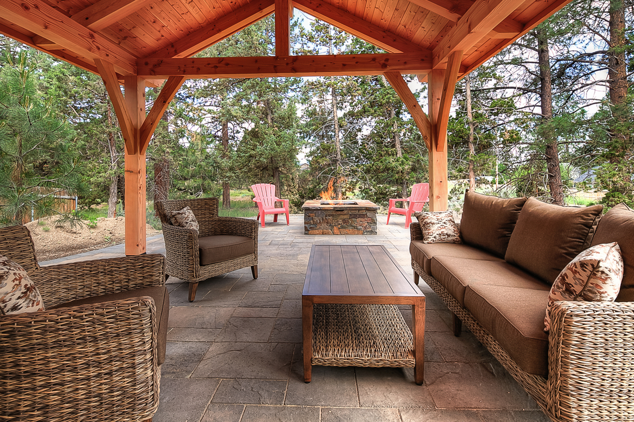 The covered lounge area with chairs and fire area at a vacation rental near Bend, Oregon.