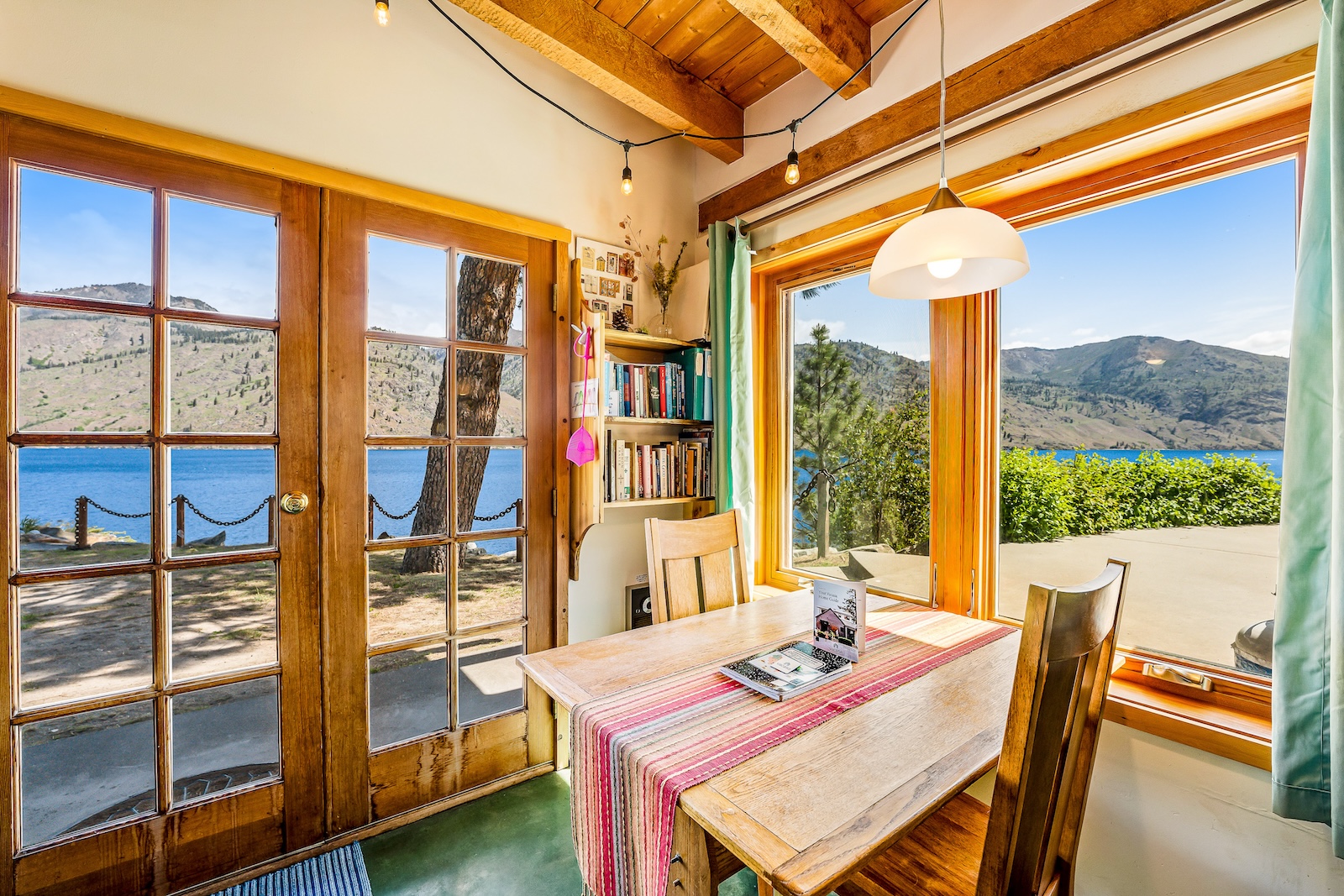 Dining area overlooking Lake Chelan at a cabin rental.