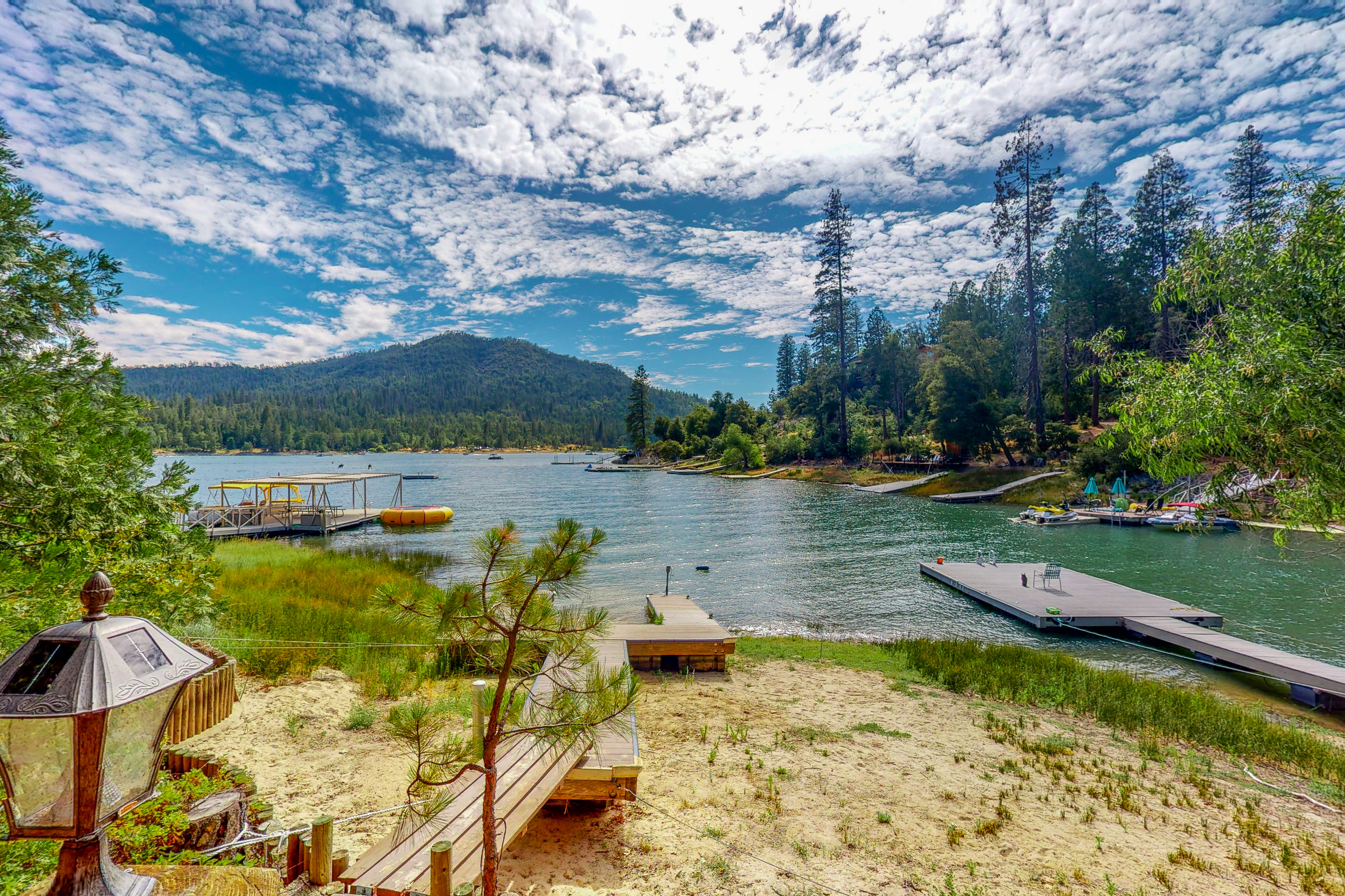 Lakefront vacation rentals in California: Bass Lake