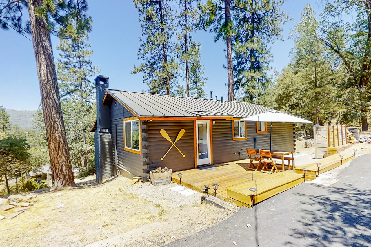 A cabin rental in Oakhurt, CA near Yosemite.