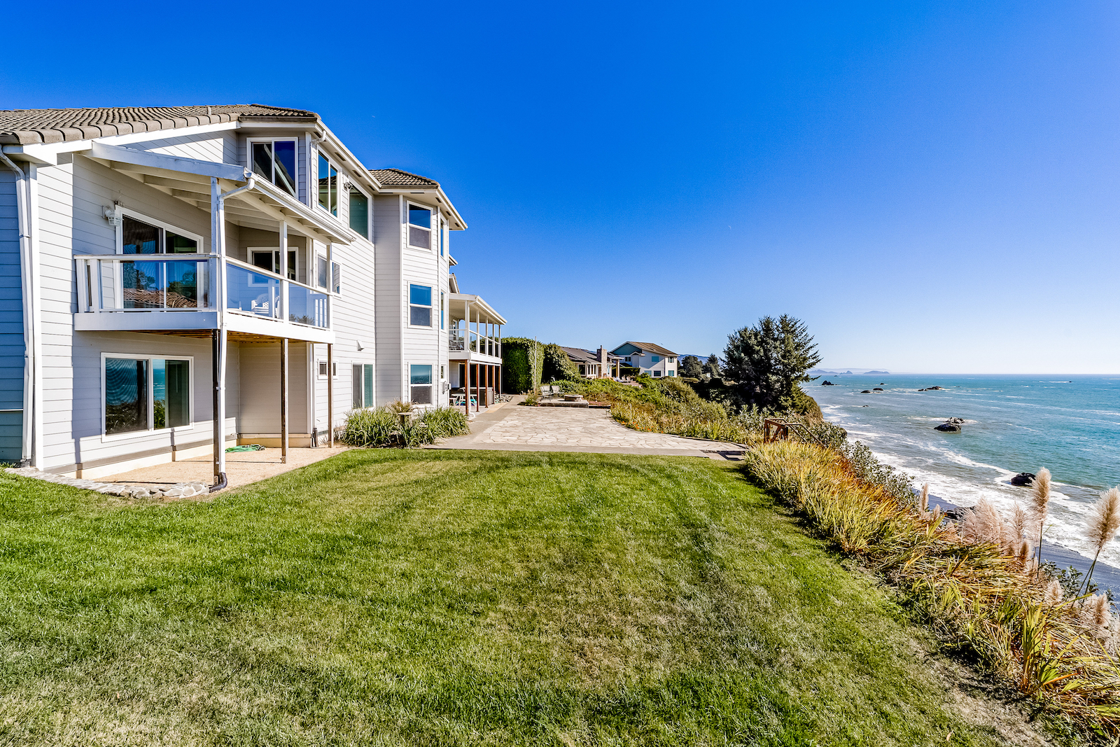 The back wedding area of a vacation rental in Brookings, Oregon.