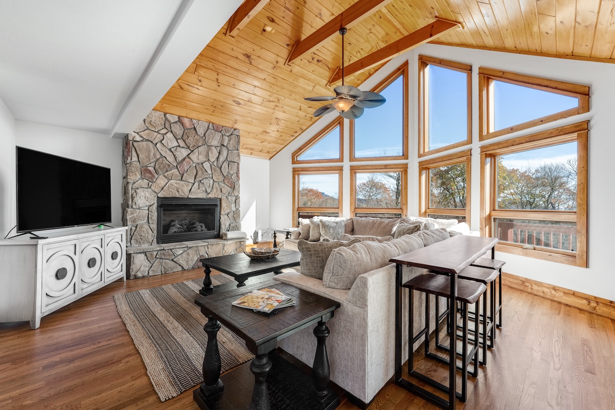 The living area of a sugar mountain rental.