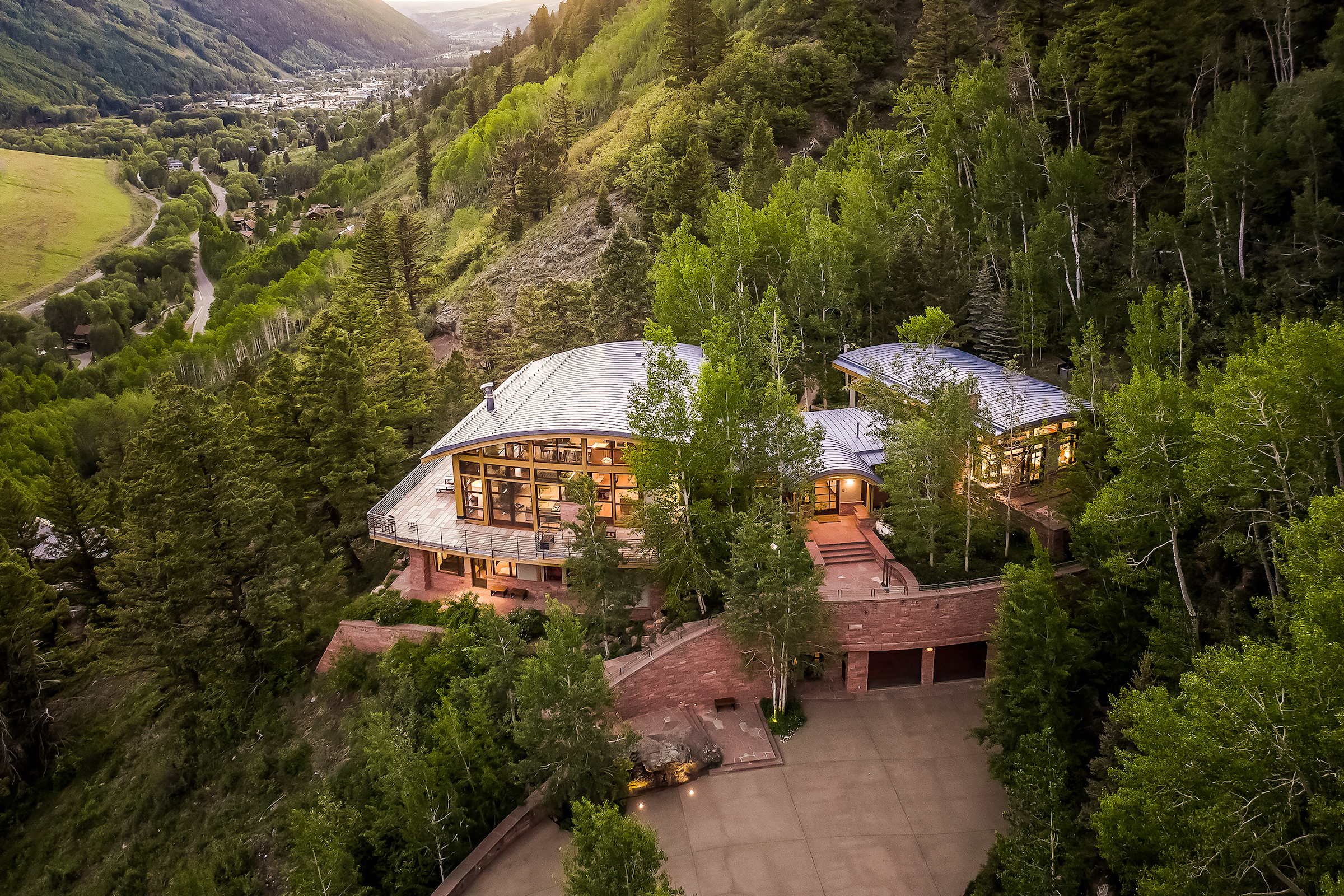 overview of a vacation rental in the mountains.