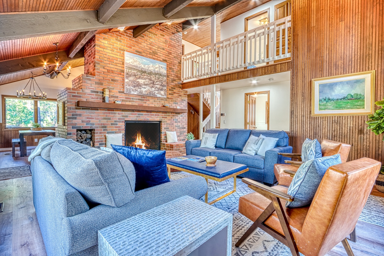 The living area of a Sunriver rental.