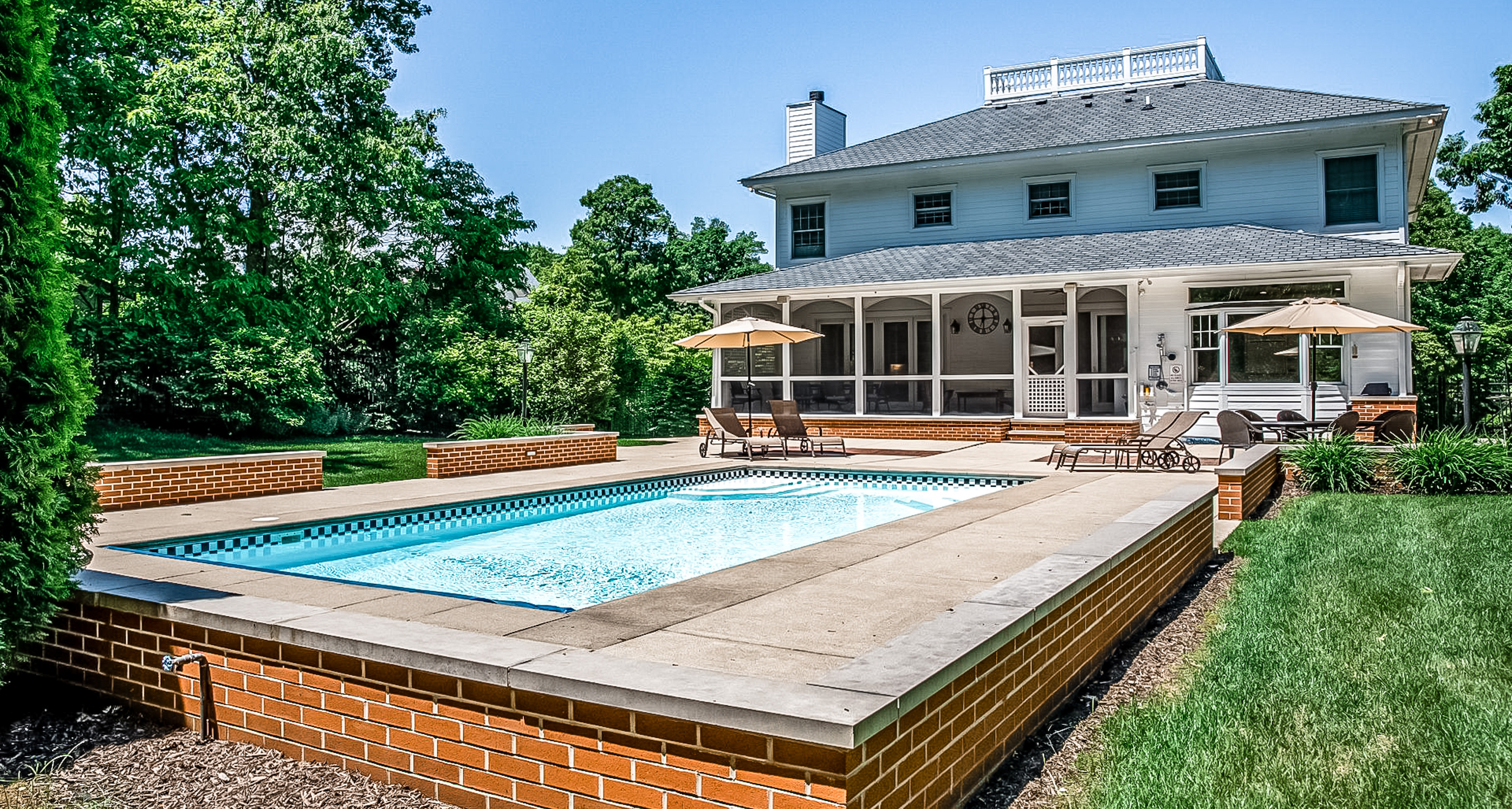 vacation home in Michigan with screened-in porch and outdoor pool