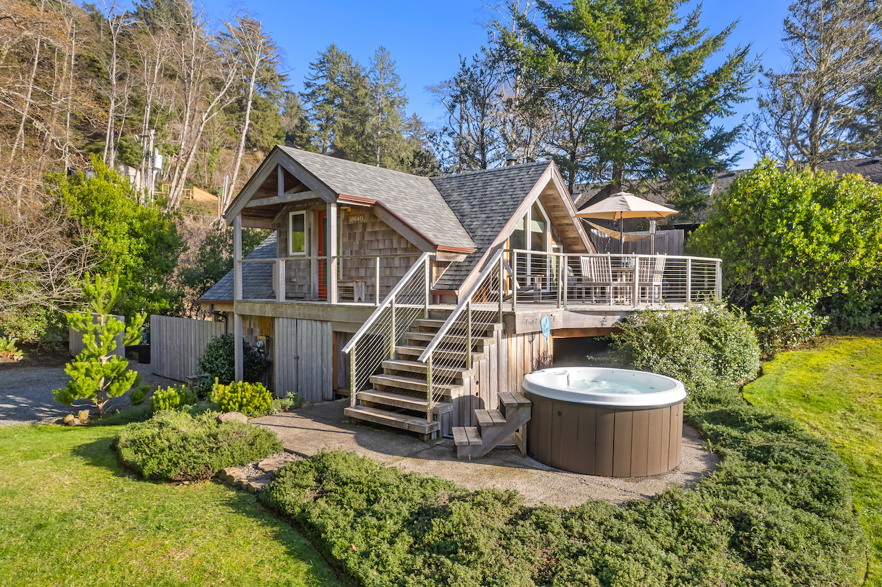 The exterior of a vacation rental in Manzaita, OR.