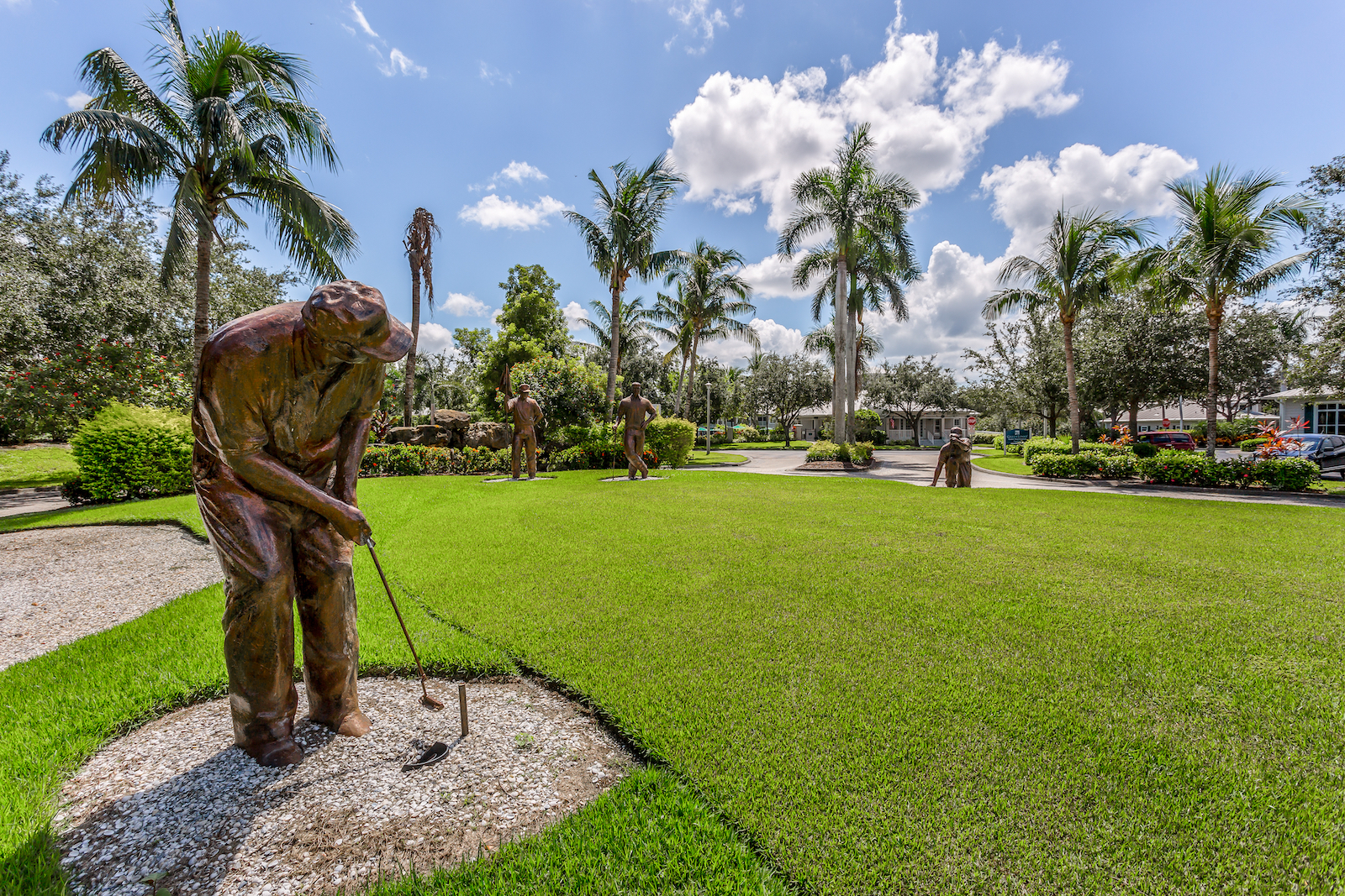 Statue of a golfer in Naples.