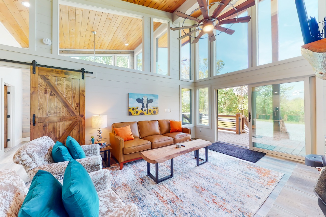 The living area of a vacation rental in Blue Ridge, GA