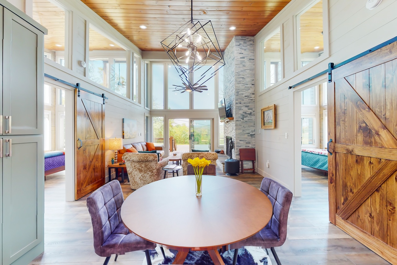 The dining area of a vacation rental in Blue Ridge, GA