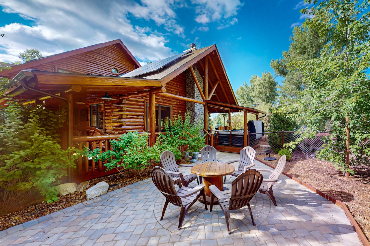 The exterior of a cabin rental in Big Bear, CA.