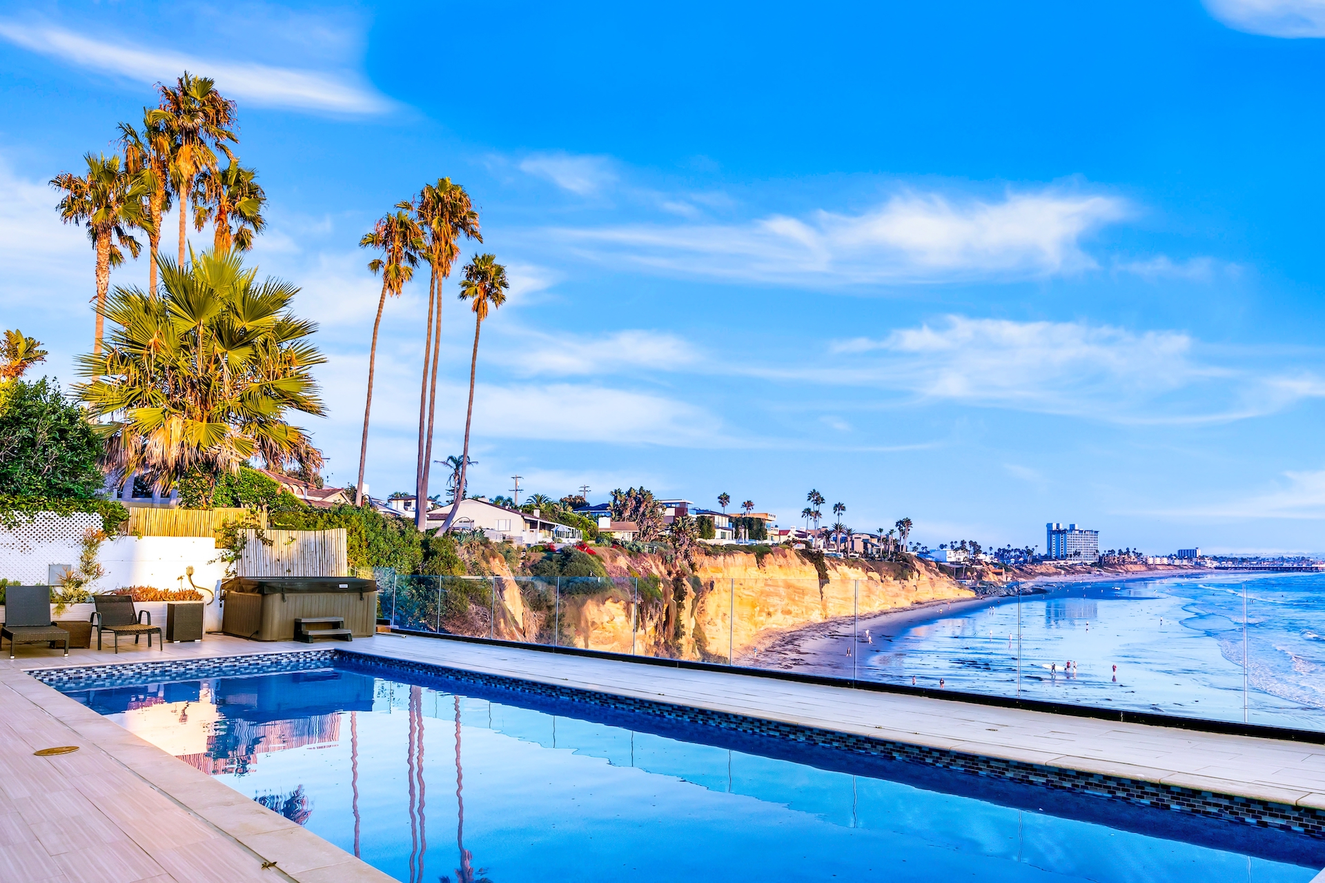 A vacation rental with a pool overlooking the Pacific Ocean in La Jolla, CA.