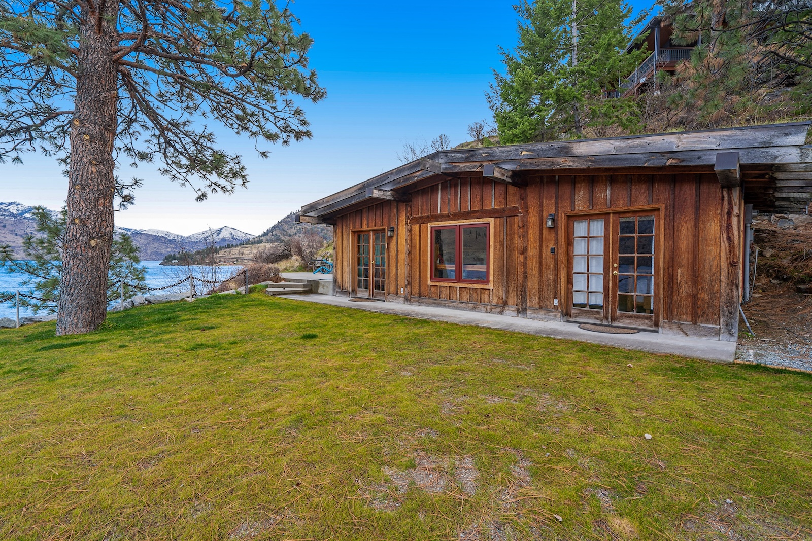 Cabin rental on Lake Chelan.