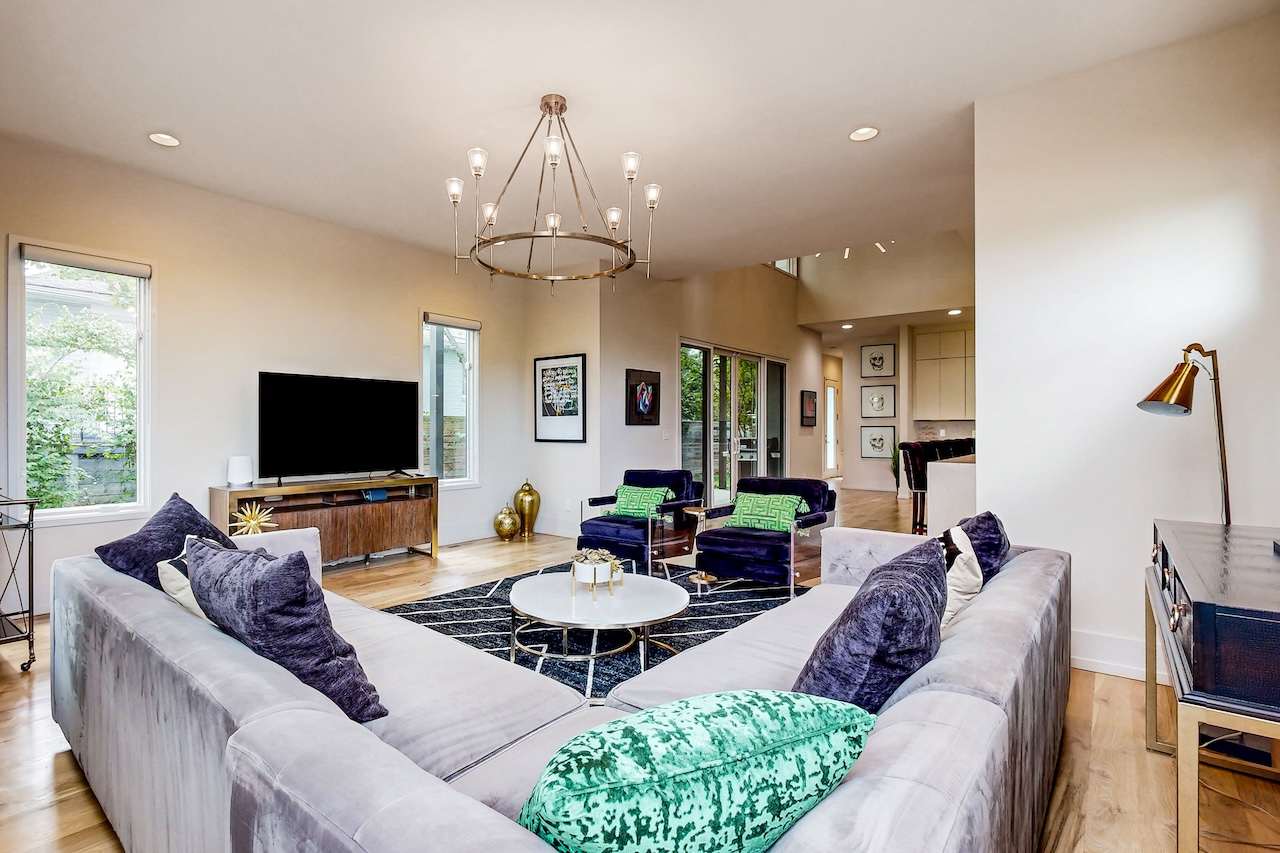 The living room of a vacation rental in Nashville, Tennessee.