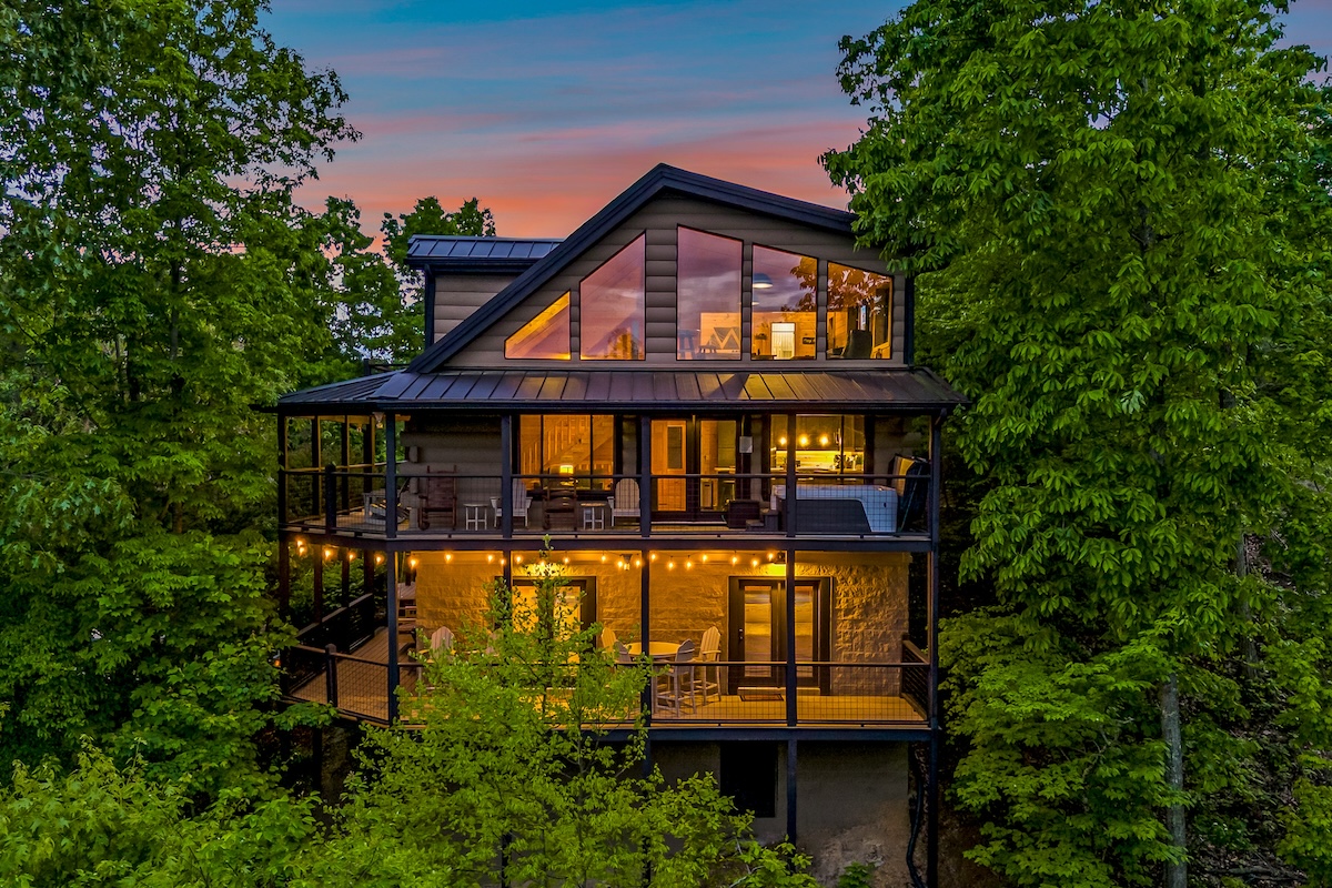 A cabin in Sevierville, TN at dusk.