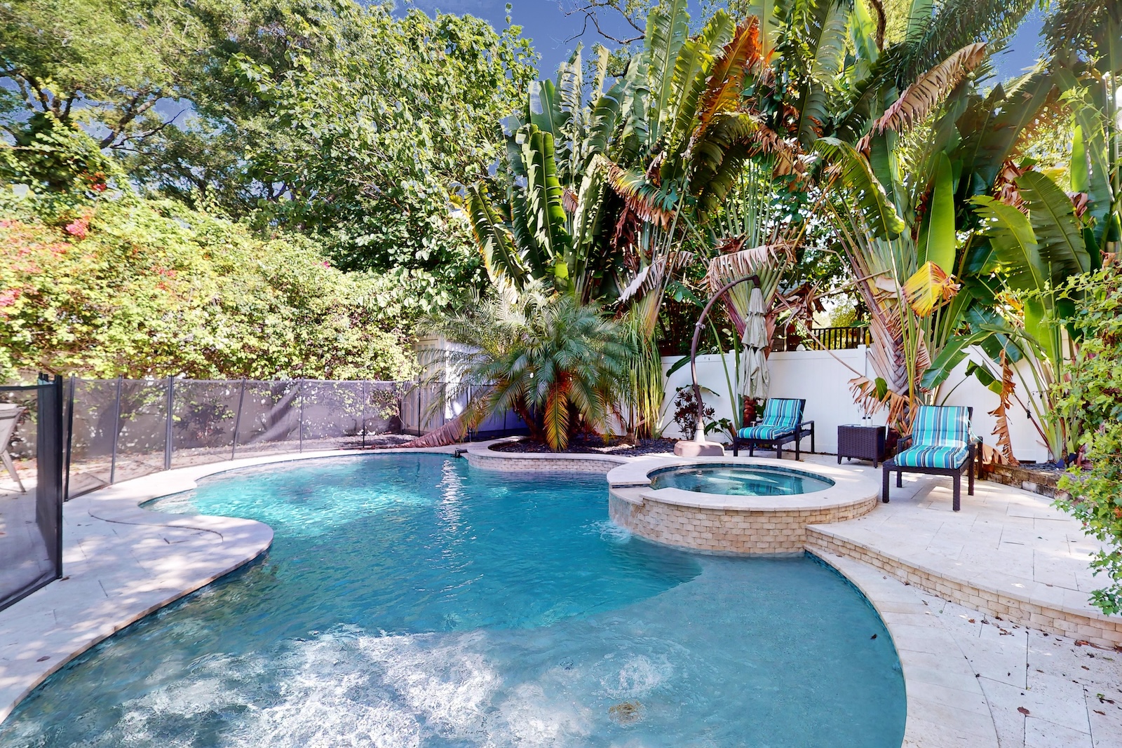 The pool and jacuzzi area at a Tampa rental.