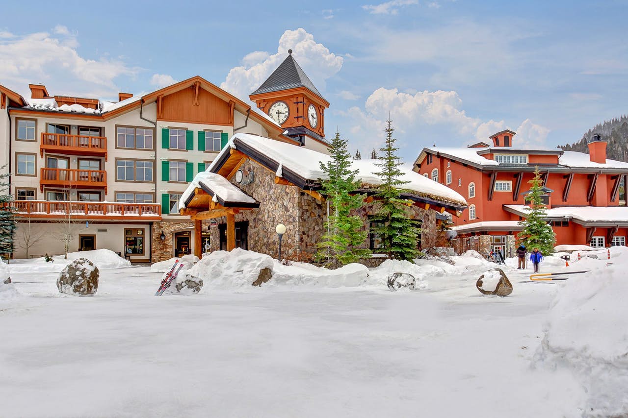 Snow covered lodge and cabin in Park City, UT.